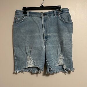 Woman’s Plus Striped Levi’s White Tag Stretchy Distressed Shorts Size‎ 18